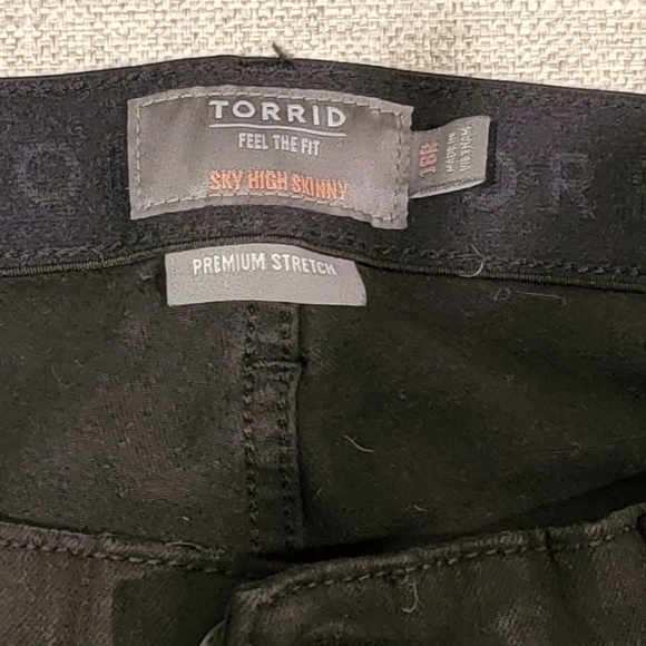 TORRID Black Sky High Skinny Distressed Crops. New without tags. Size 18. - Picture 6 of 6